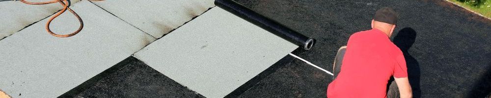 Nieuw bitumen leggen op bijgebouw Nieuw bitumen leggen op bijgebouw in Almelo